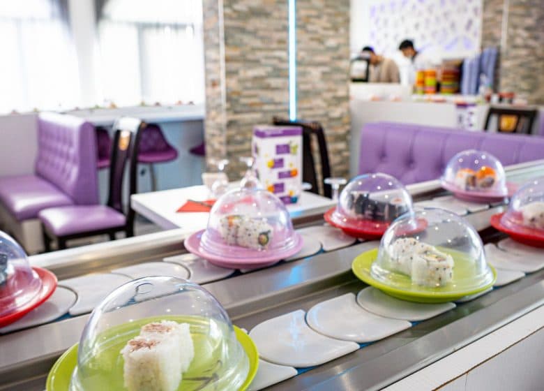 Salle et comptoir d'un restaurant de sushis
